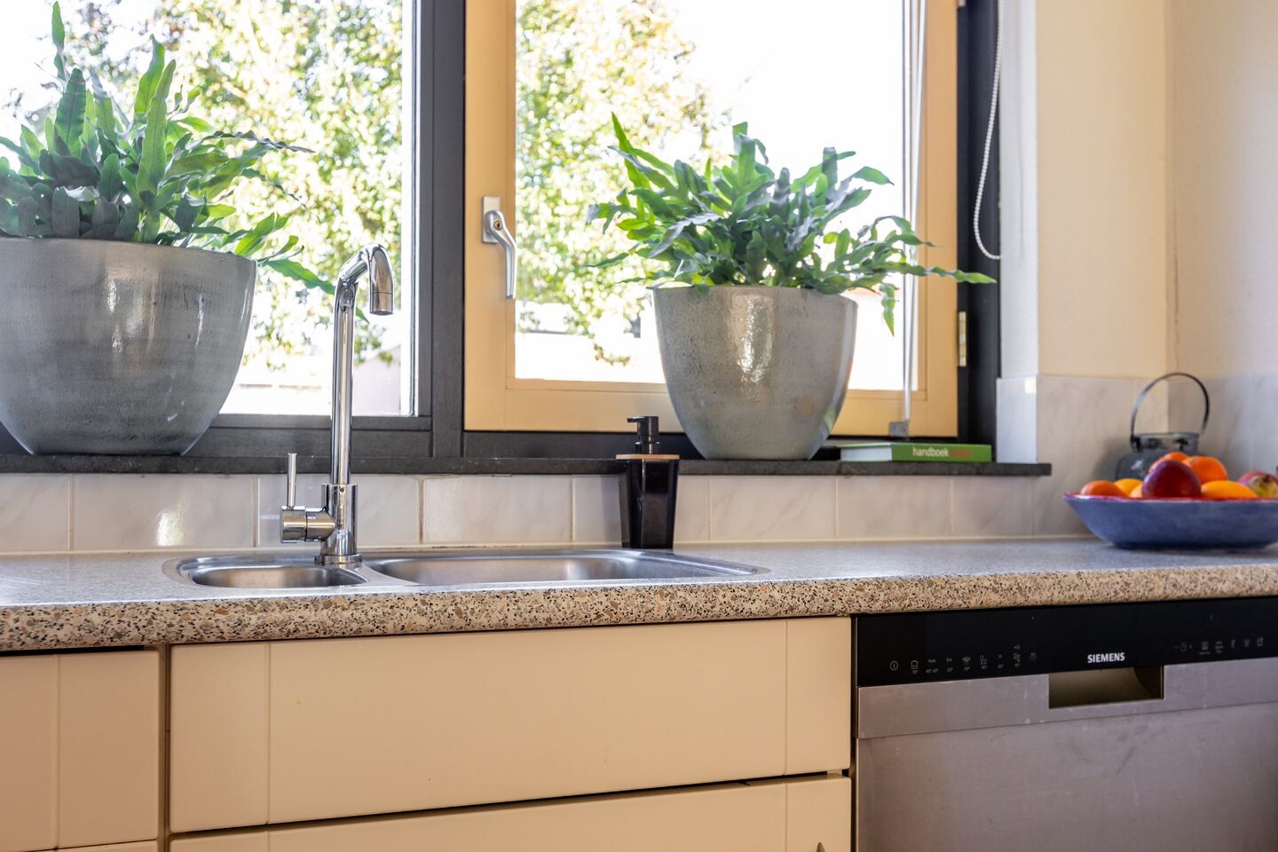 Tussenwoning te koop: Kievitsbloem 7, Schoonhoven