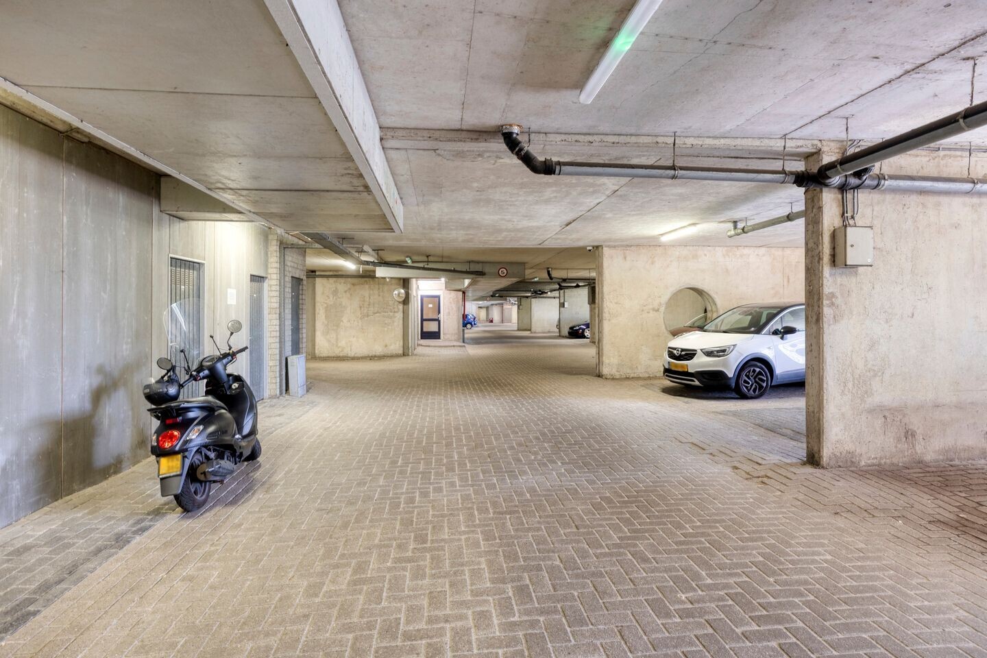 Appartement te koop: Henry Moorepassage 196, Capelle Aan Den Ijssel