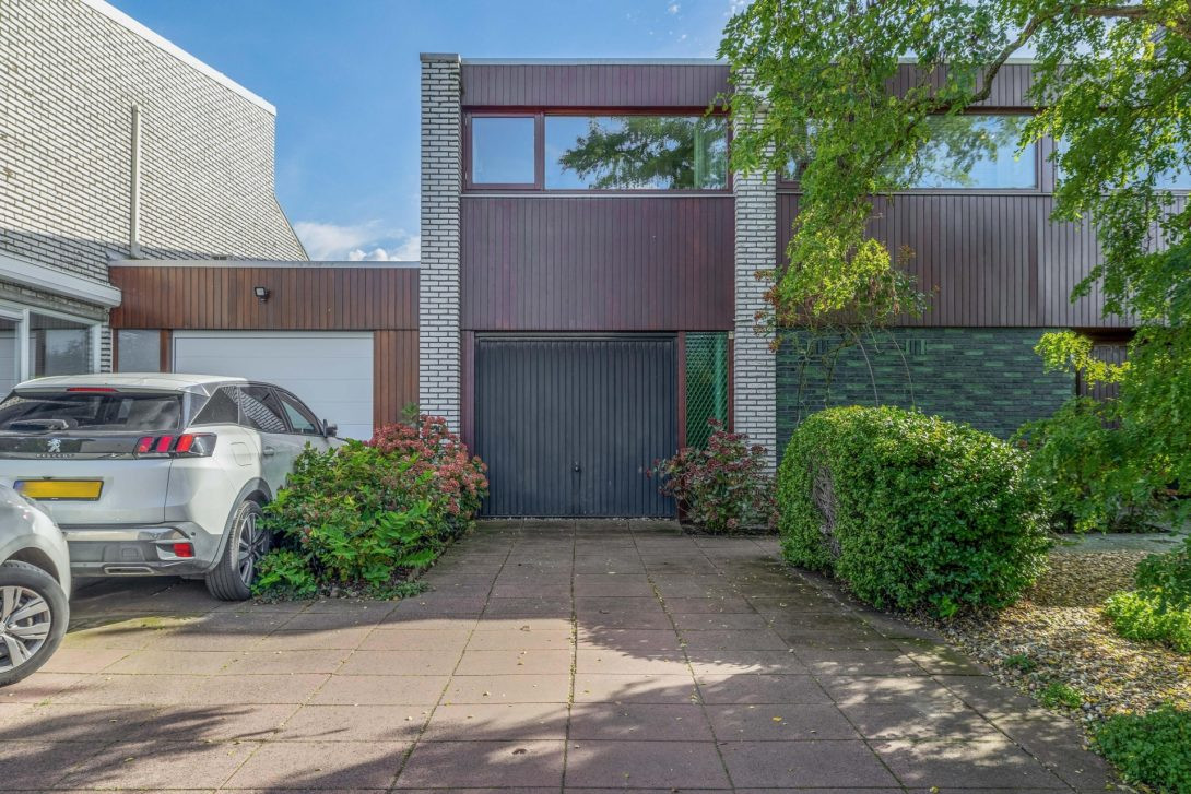 Twee-onder-één-kap te koop: Oostzoom 2, Krimpen Aan De Lek