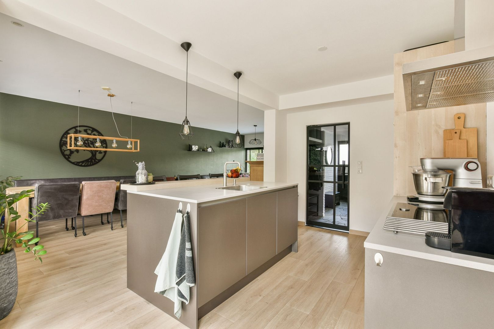 Tussenwoning te koop: Stationsweg 8, Barendrecht