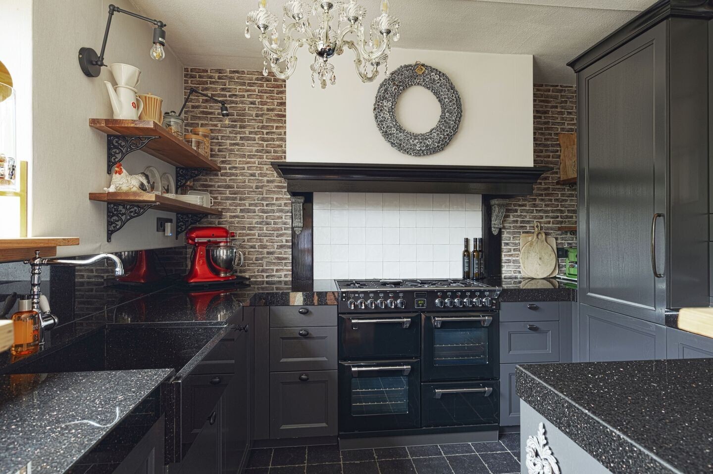 Tussenwoning te koop: Helfrichstraat 7, Barendrecht