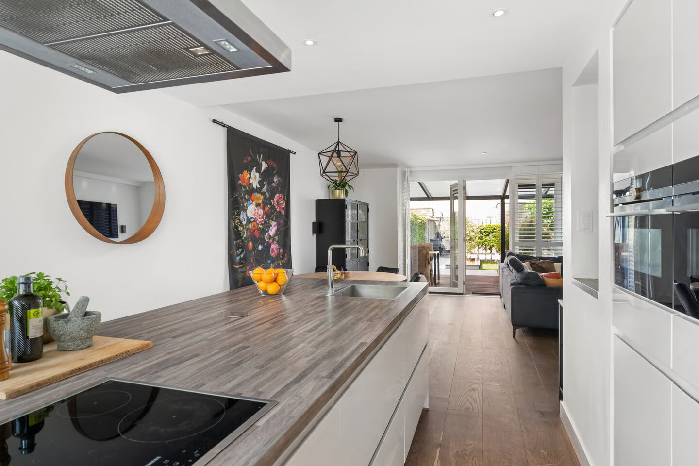 Tussenwoning te koop: Magdalenapolder 50, Barendrecht