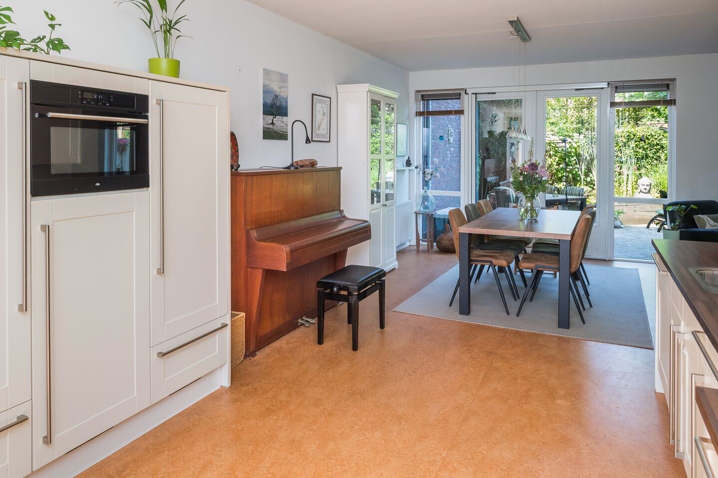 Tussenwoning te koop: Vrijenburglaan 75, Barendrecht