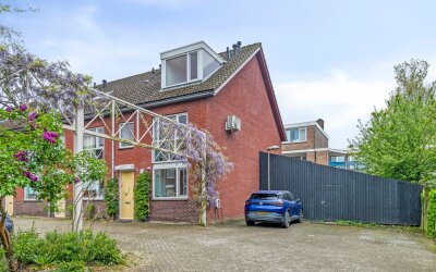 Leni Sarish. 22