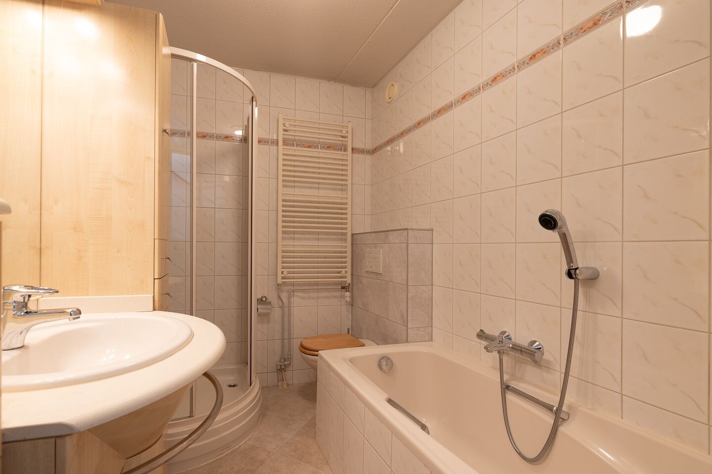 Tussenwoning te koop: Ringdijk 141, Rotterdam