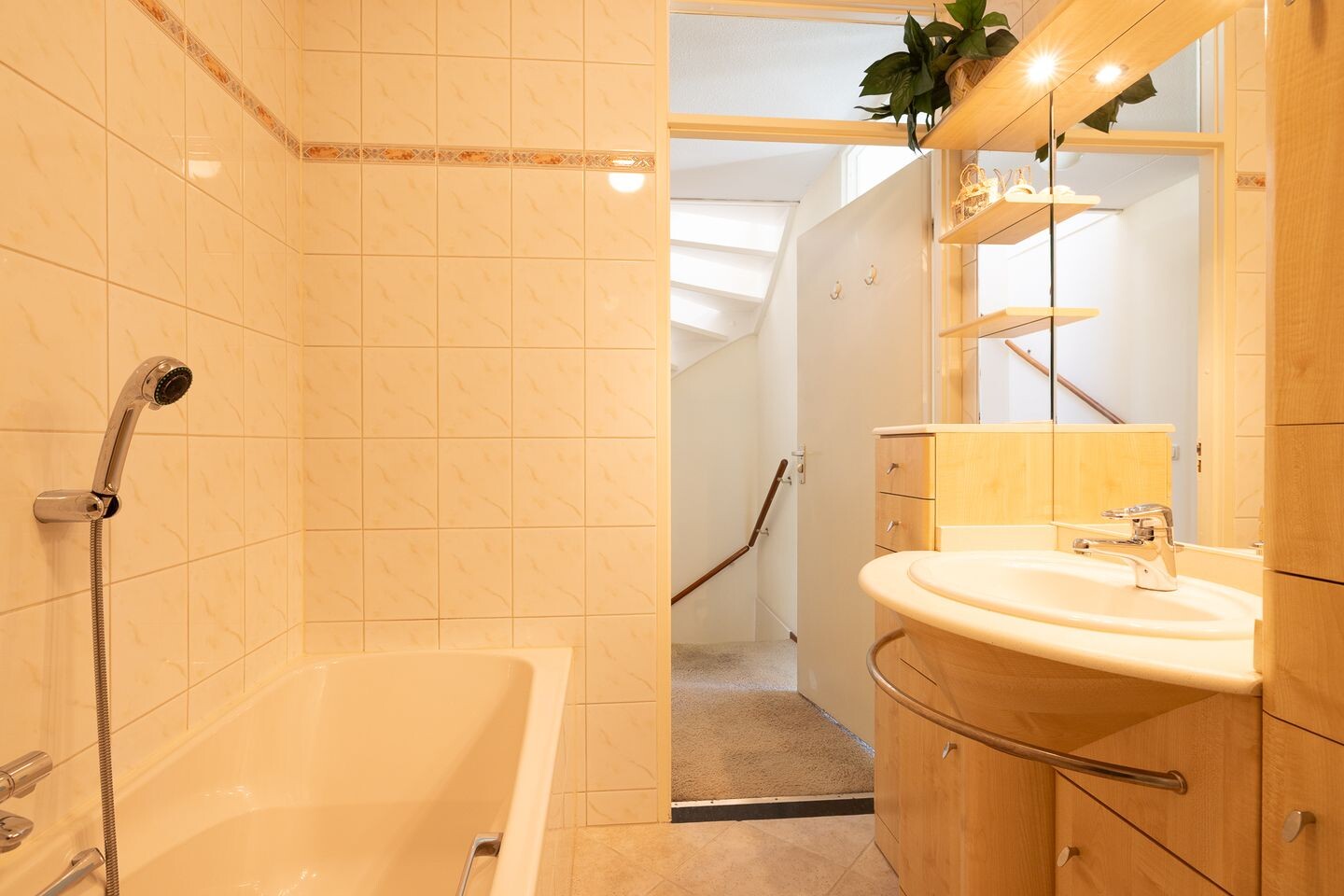 Tussenwoning te koop: Ringdijk 141, Rotterdam
