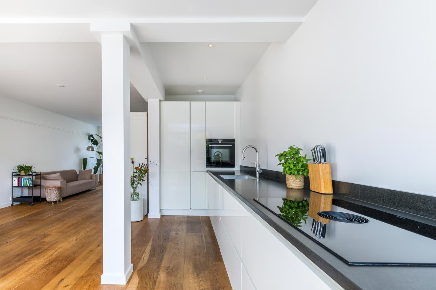 Tussenwoning te koop: Larikslaan 240, Rotterdam