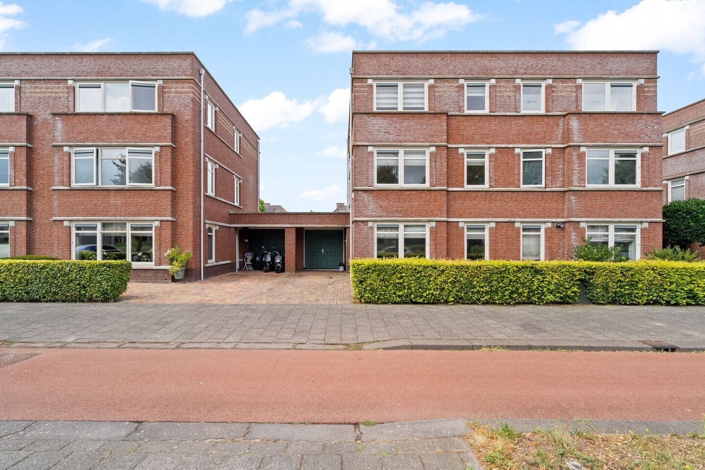 Tussenwoning te koop: Laan van Magisch Realisme 11B, Rotterdam