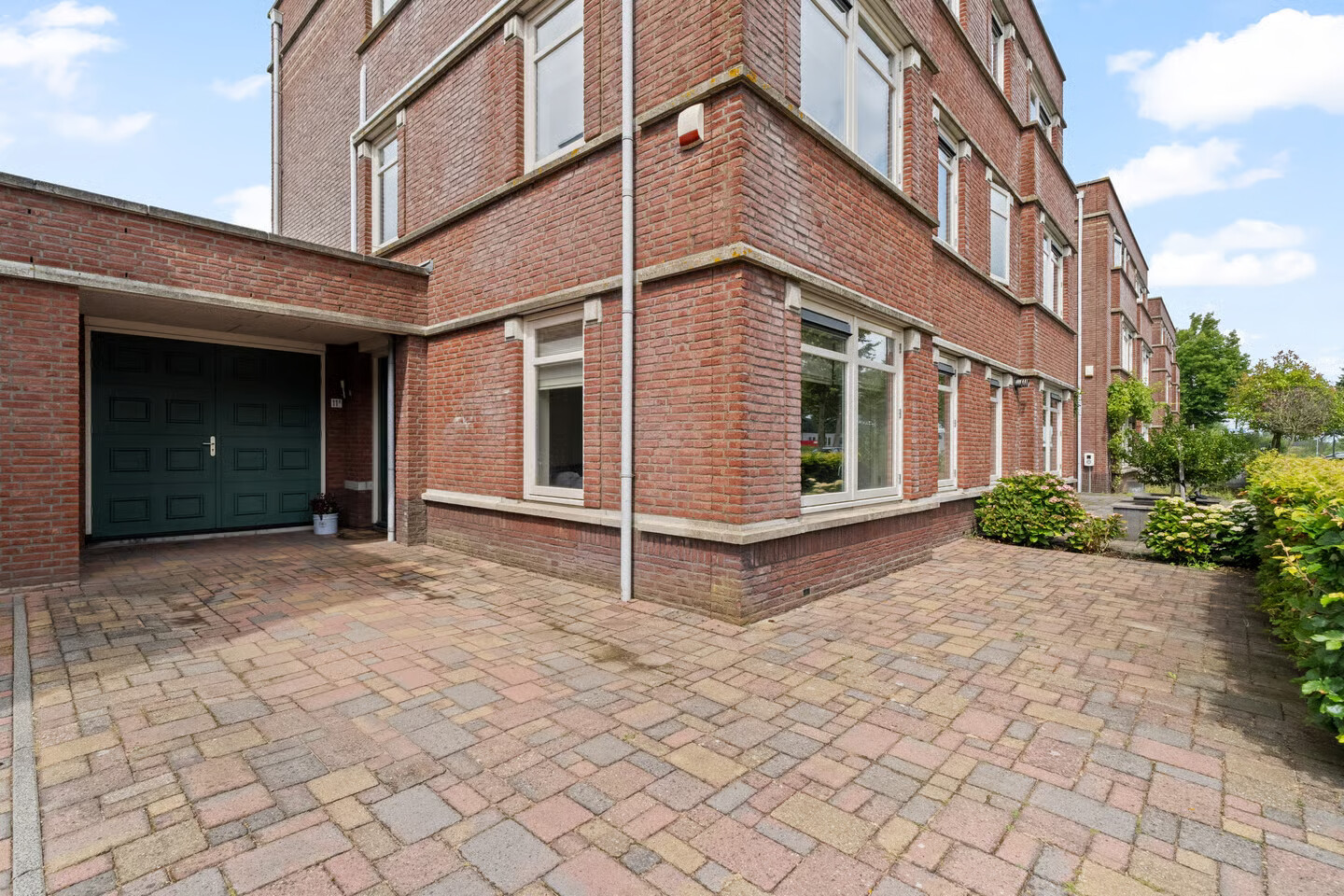 Tussenwoning te koop: Laan van Magisch Realisme 11B, Rotterdam