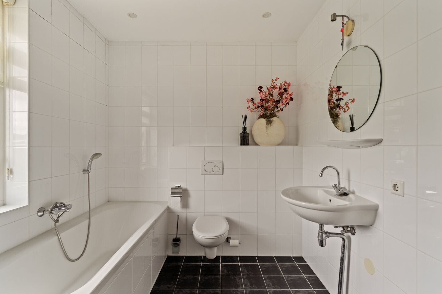 Tussenwoning te koop: Laan van Magisch Realisme 11B, Rotterdam
