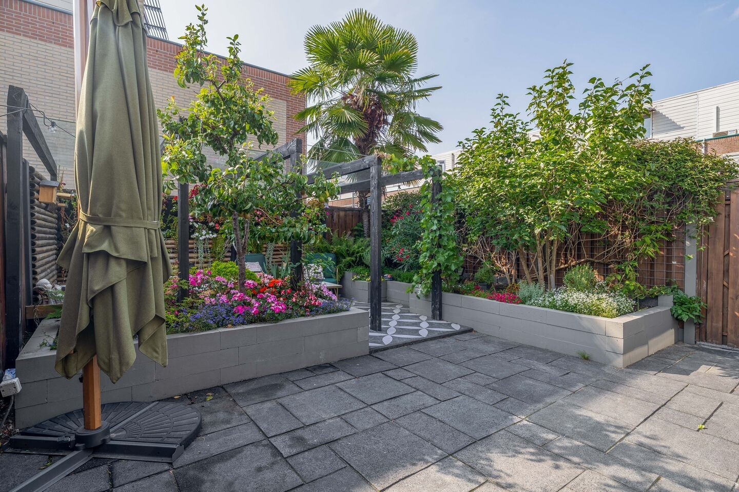 Hoekwoning te koop: Riet Blom-Mouritsstraat 1, Rotterdam