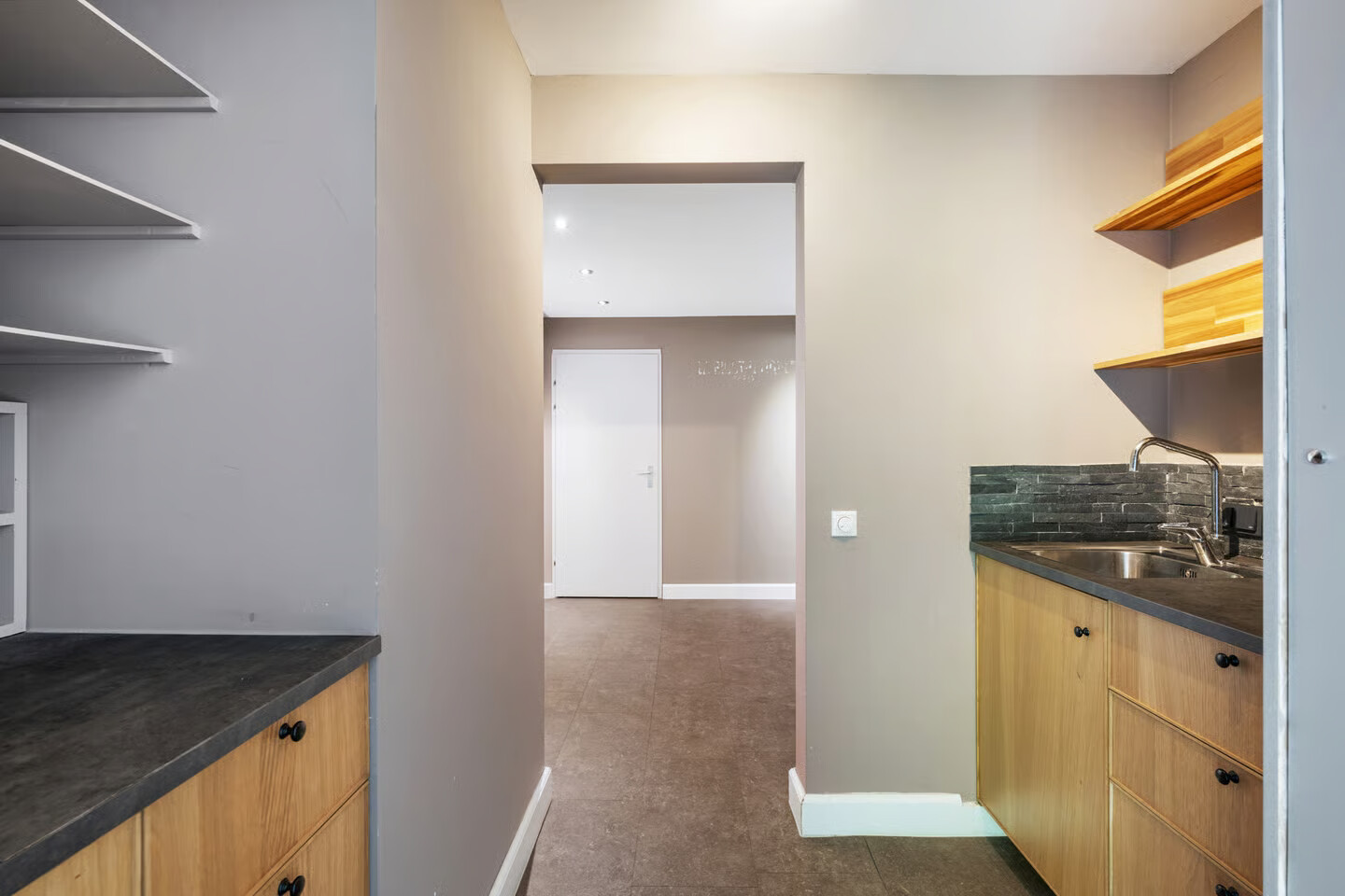Tussenwoning te koop: A. Noordewier-Reddingiuslaan 89, Rotterdam