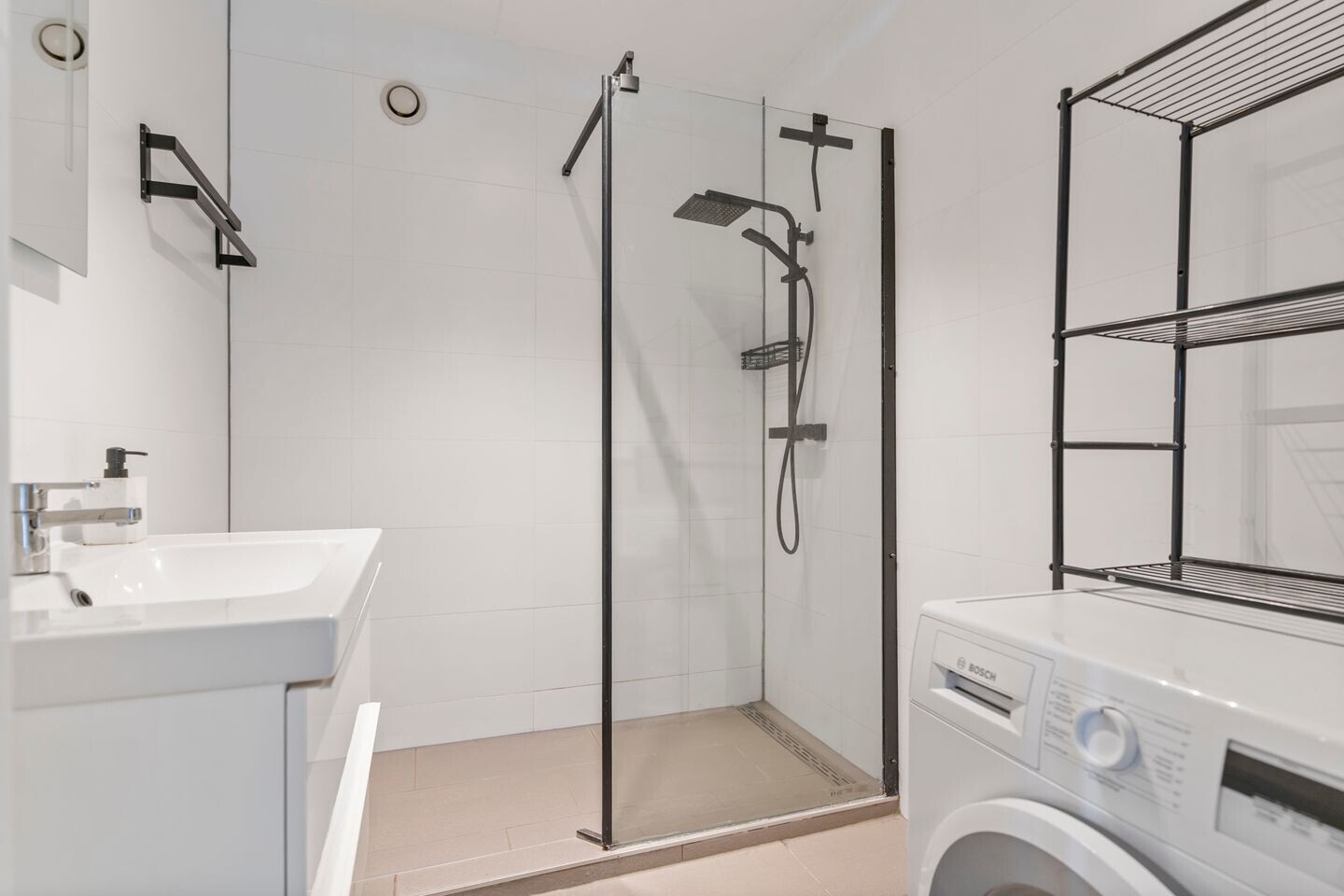 Appartement te koop: Ambachtsplein 197, Rotterdam