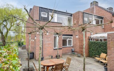 Karmozijnbes 18
