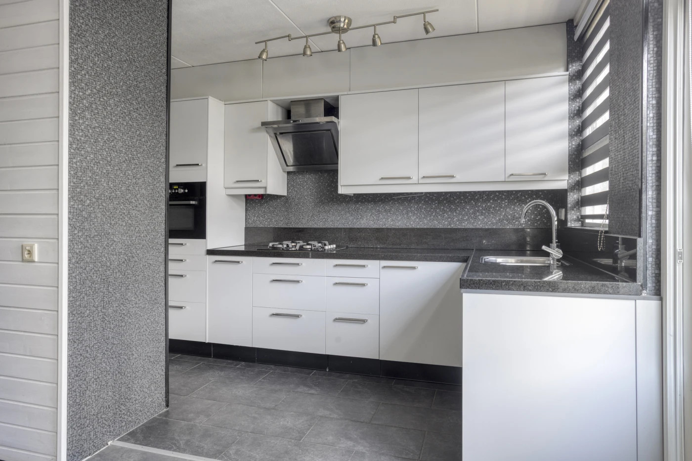 Tussenwoning te koop: Tinnengieterhof 12, Schiedam