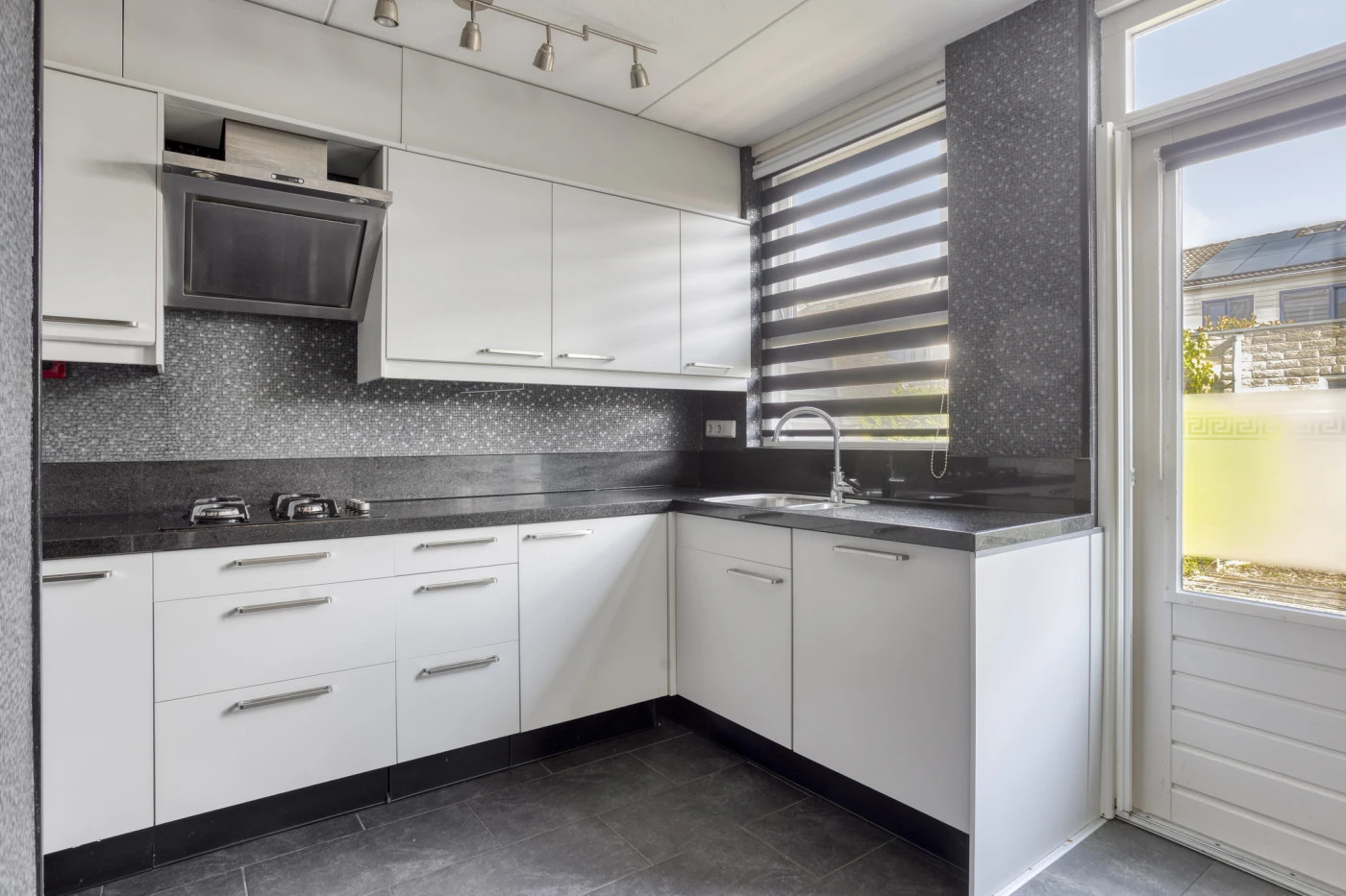Tussenwoning te koop: Tinnengieterhof 12, Schiedam