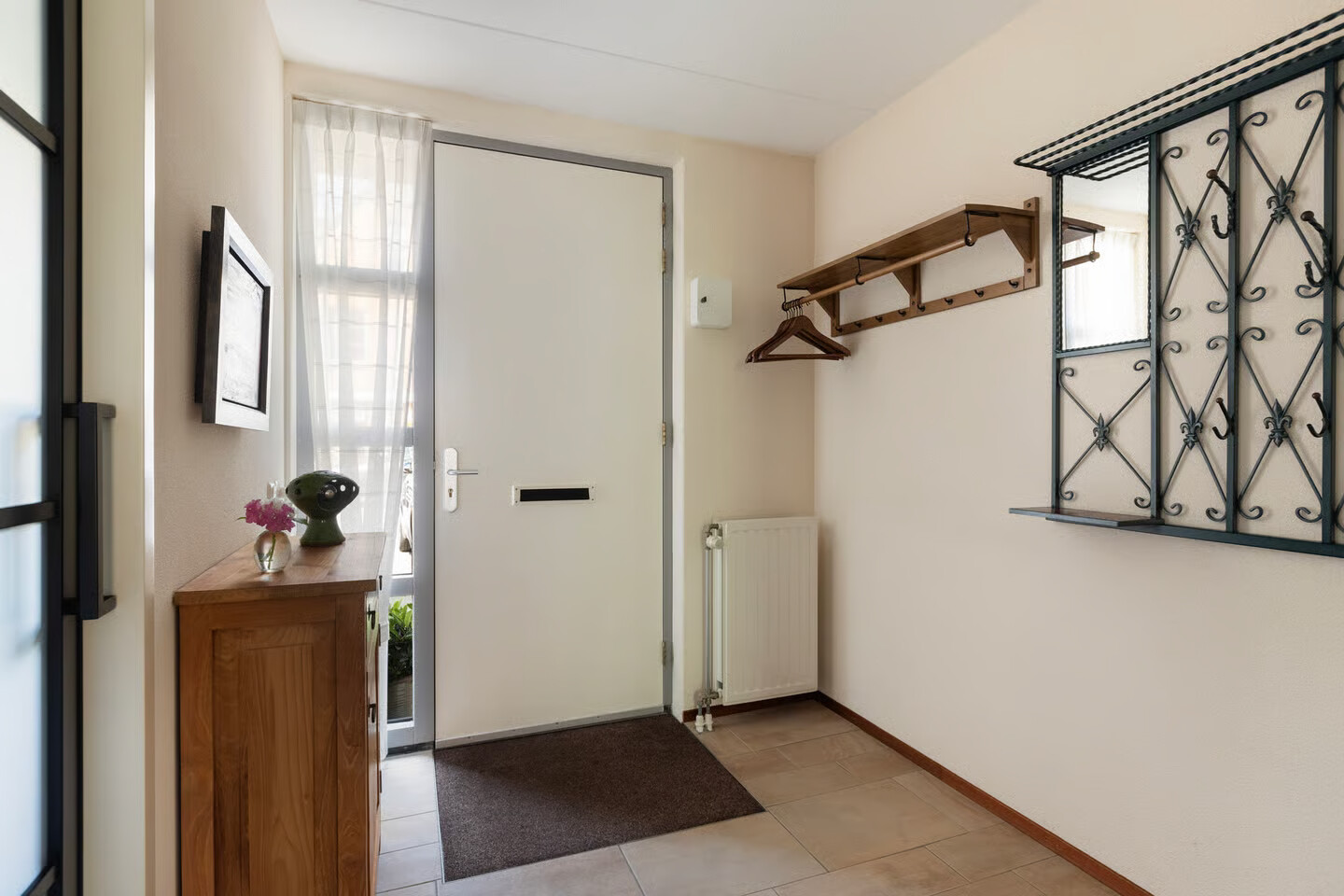 Tussenwoning te koop: Peter van Anrooylaan 24, Maassluis