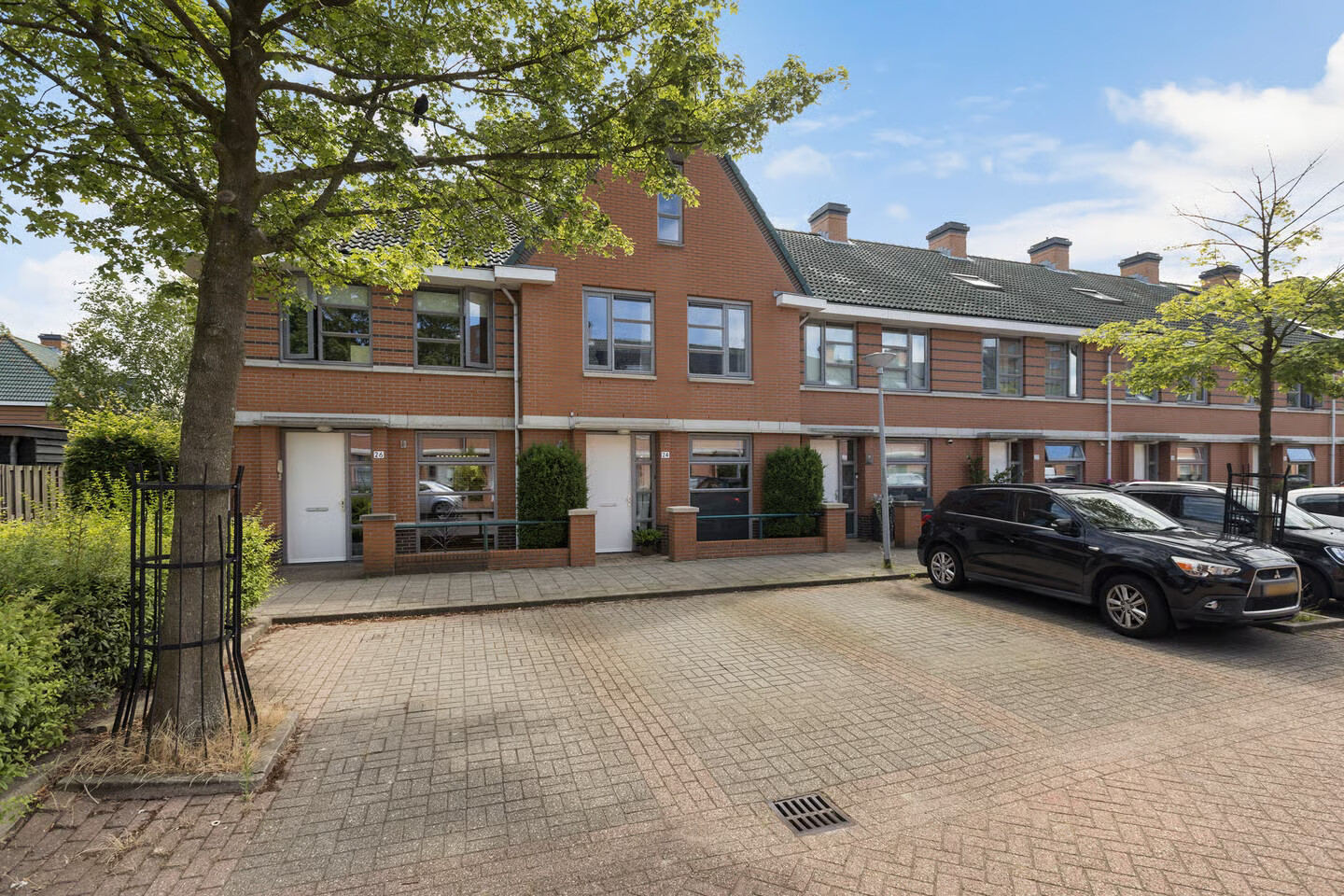 Tussenwoning te koop: Peter van Anrooylaan 24, Maassluis