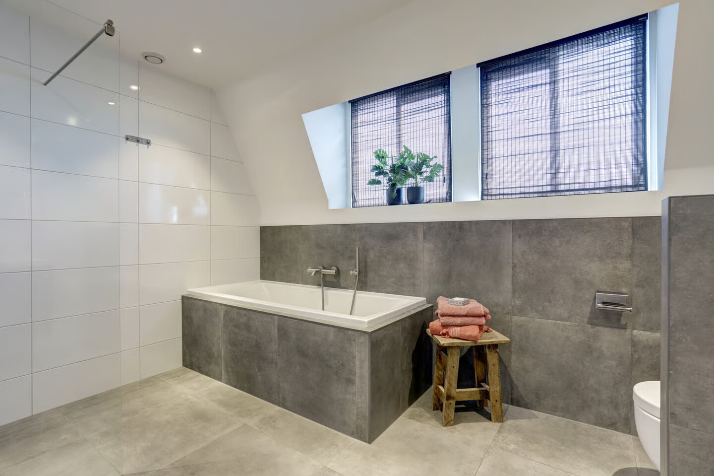 Hoekwoning te koop: dorpsdijk 213, Rhoon