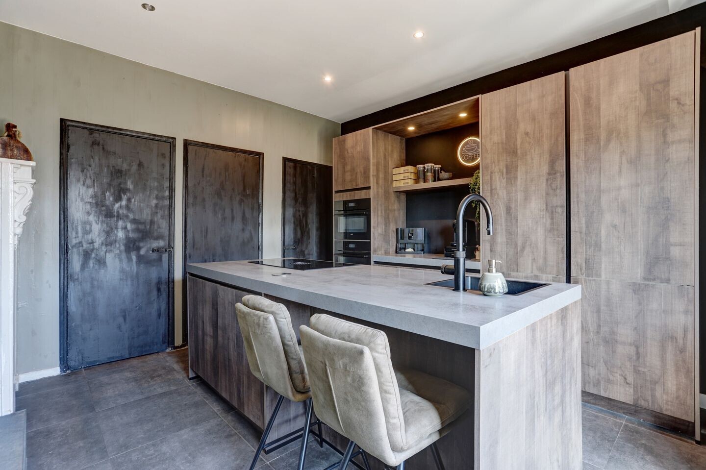 Hoekwoning te koop: dorpsdijk 213, Rhoon