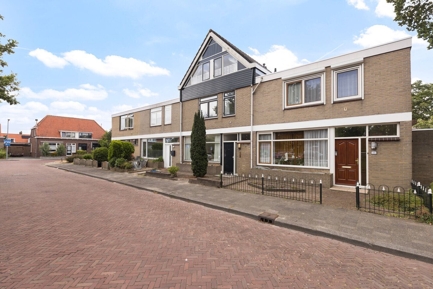 Tussenwoning te koop: Emmaplein 11, Rozenburg