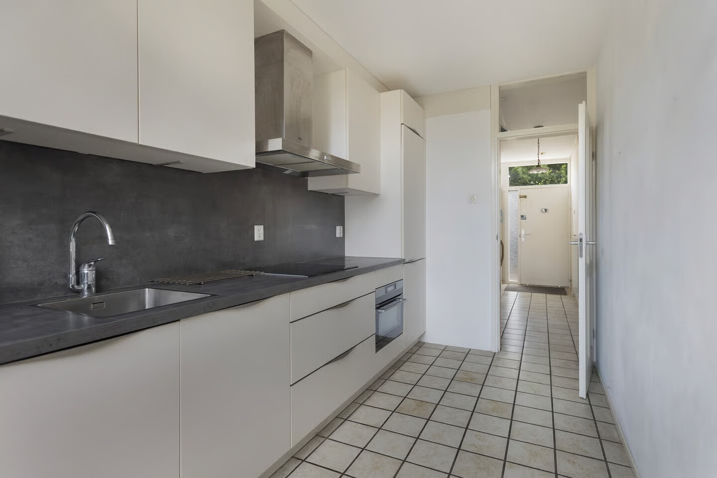 Tussenwoning te koop: Emmaplein 11, Rozenburg
