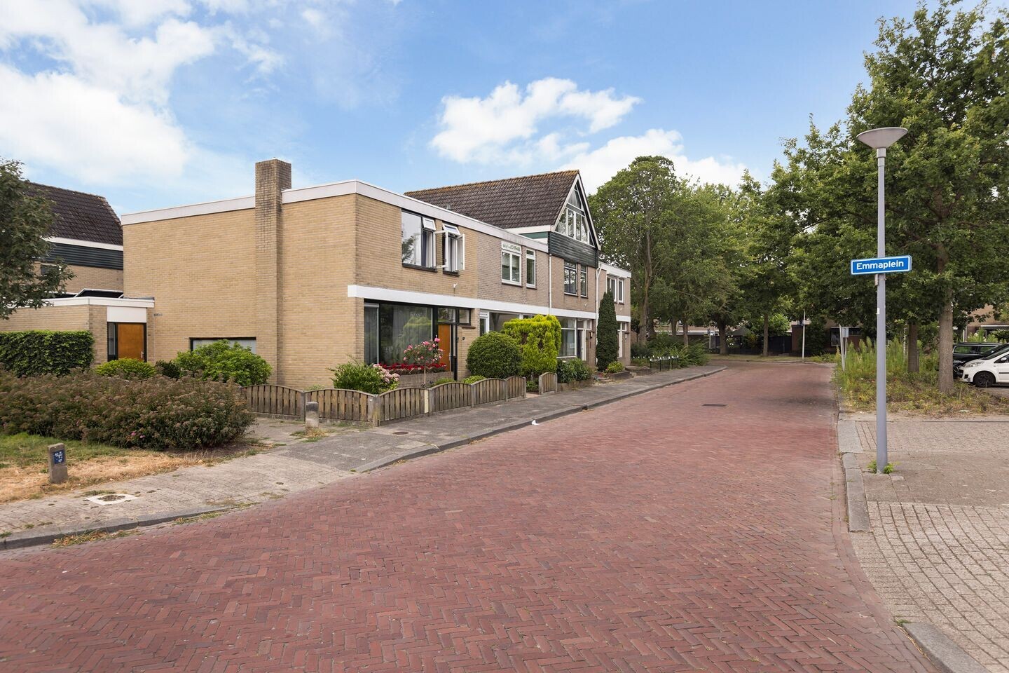 Tussenwoning te koop: Emmaplein 11, Rozenburg