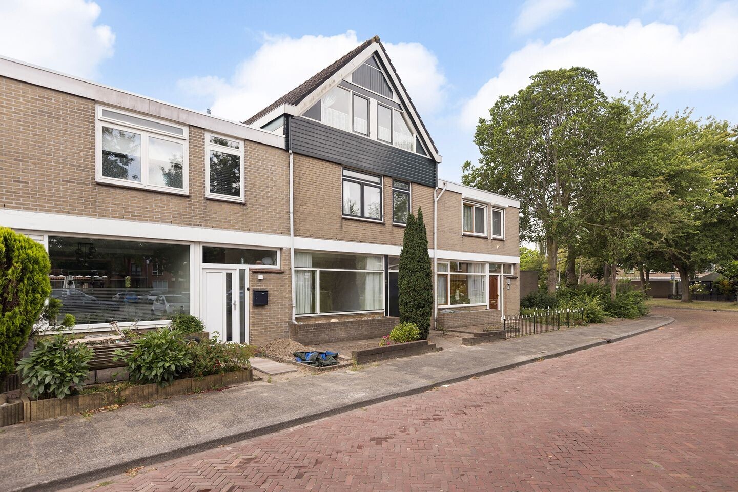 Tussenwoning te koop: Emmaplein 11, Rozenburg