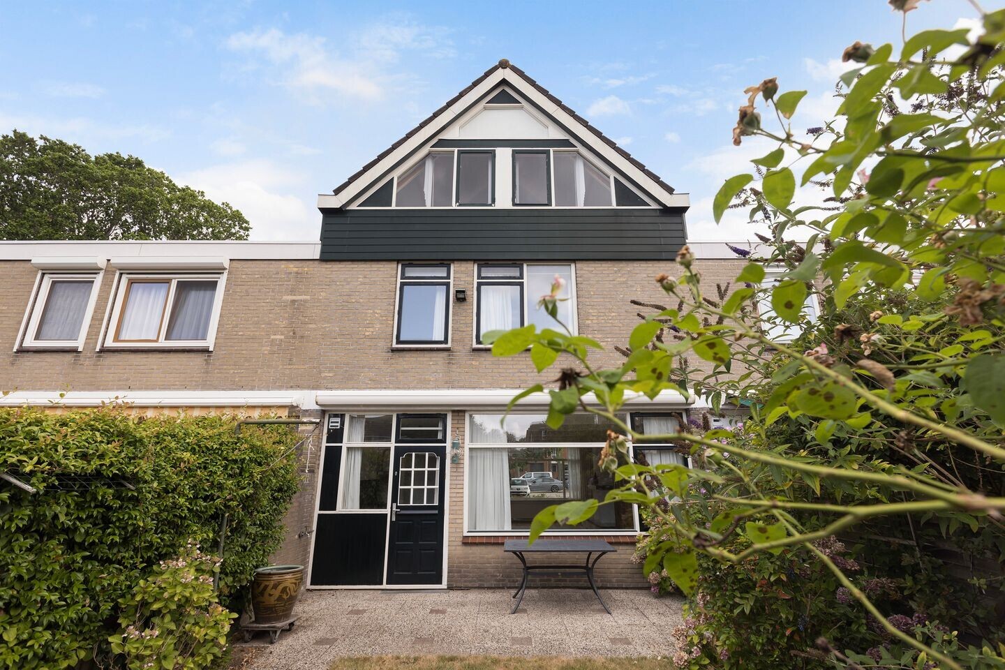 Tussenwoning te koop: Emmaplein 11, Rozenburg