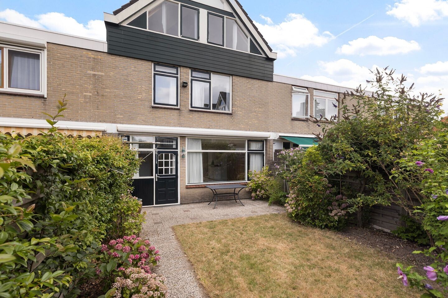 Tussenwoning te koop: Emmaplein 11, Rozenburg
