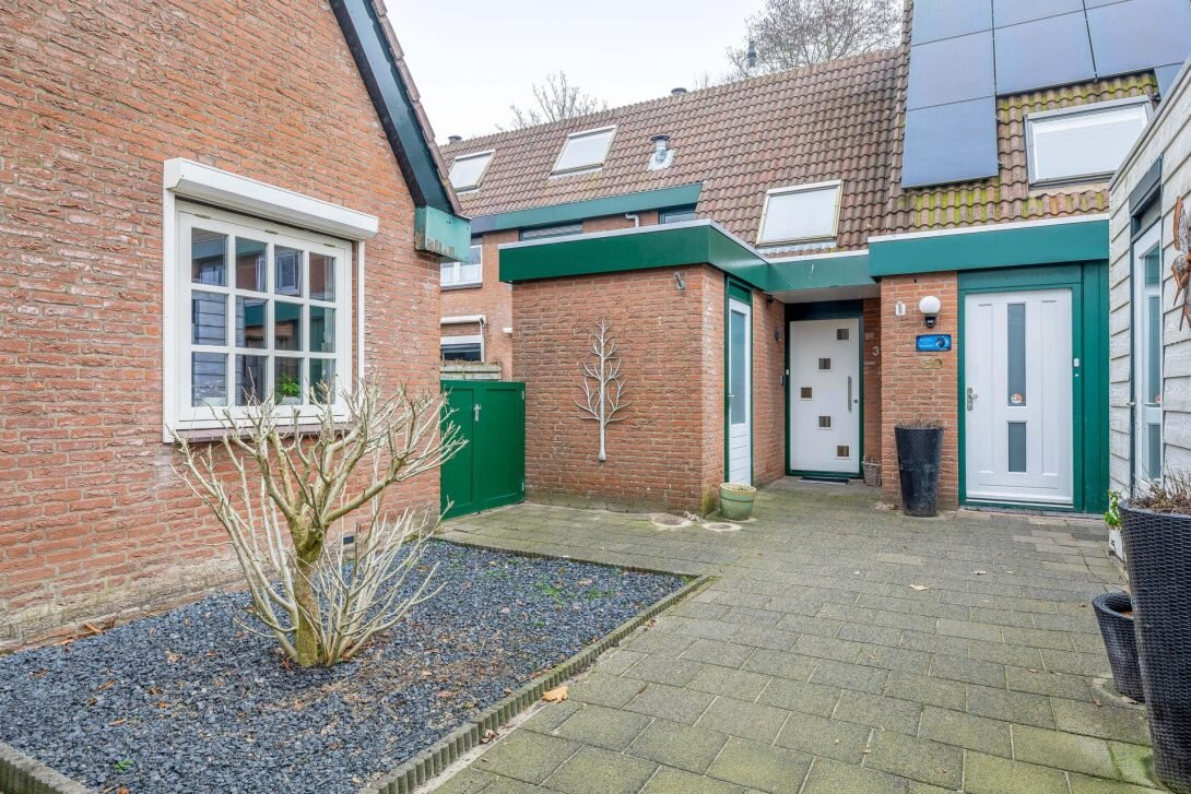 Tussenwoning te koop: Tureluur 32, Hoogvliet Rotterdam