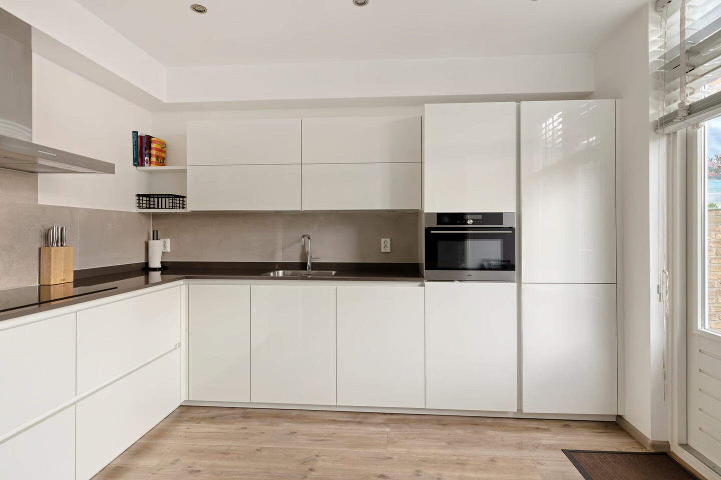 Tussenwoning te koop: Bongweg 8, Hoogvliet Rotterdam