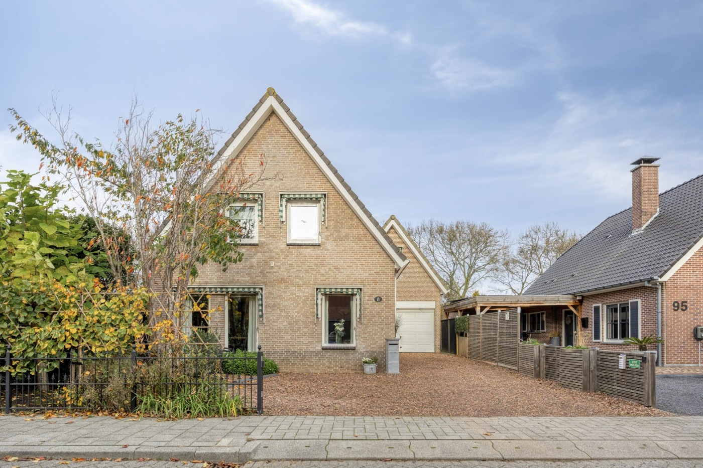 Vrijstaande woning te koop: Heersdijk 97, Hoogvliet Rotterdam