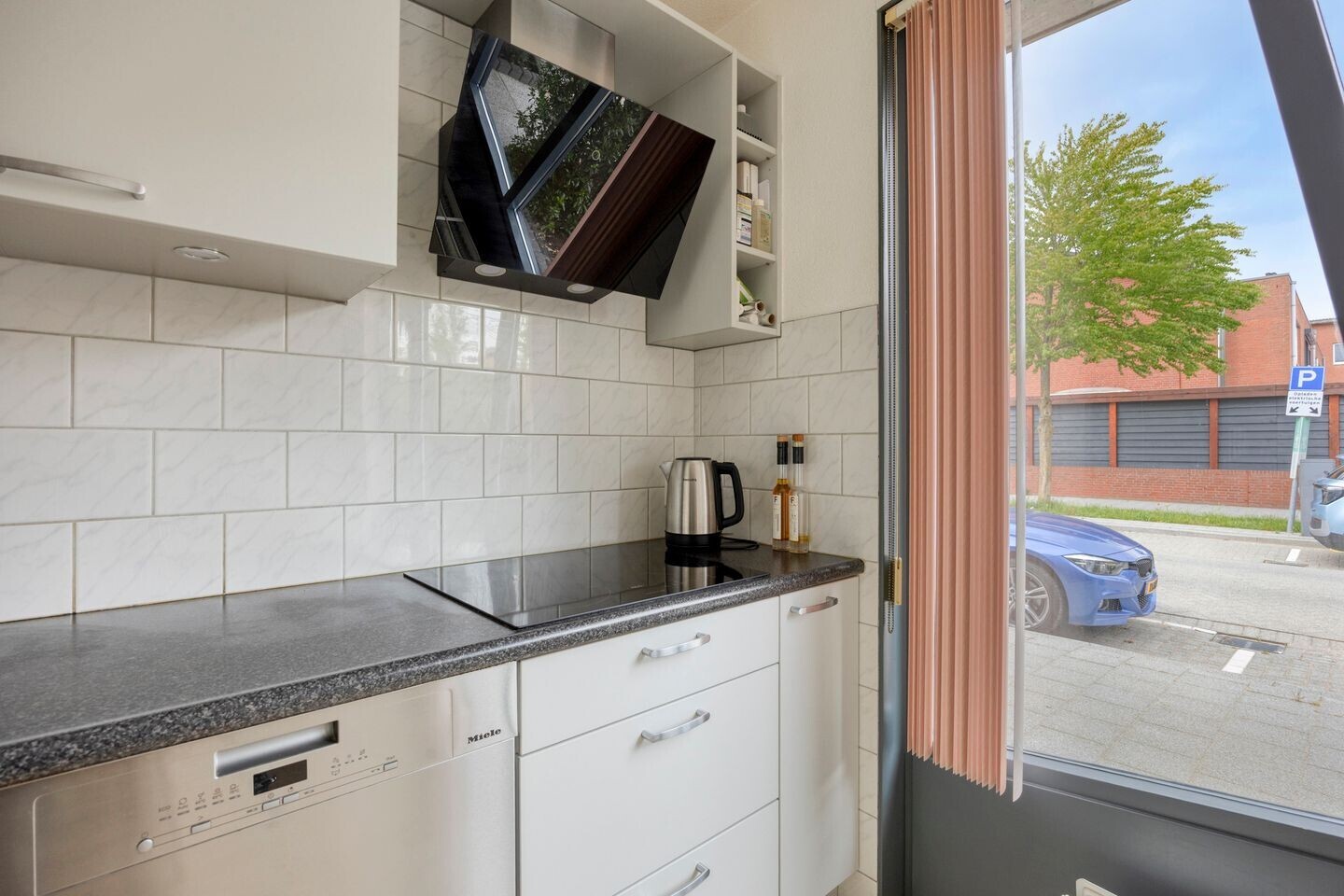 Tussenwoning te koop: Zuidzijdsedijk 96, Hoogvliet Rotterdam