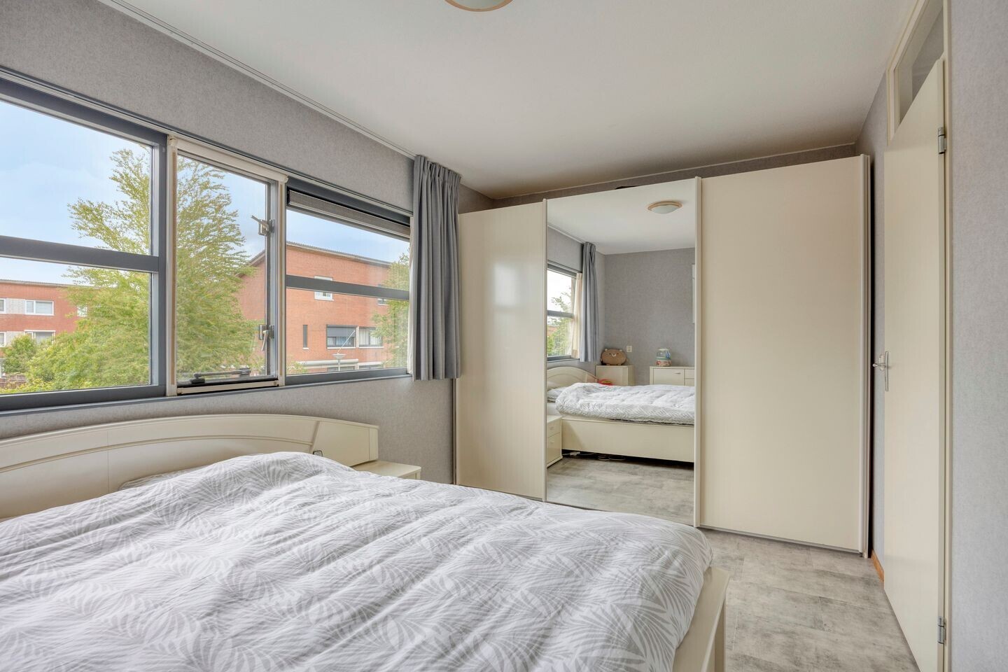 Tussenwoning te koop: Zuidzijdsedijk 96, Hoogvliet Rotterdam