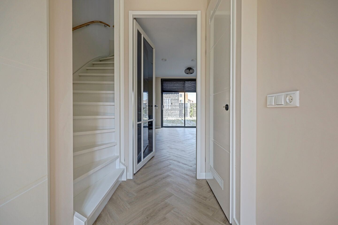 Tussenwoning te koop: Elementenweg 88, Spijkenisse