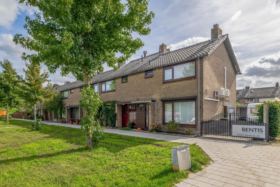 Tussenwoning te koop: Tulpstraat 12, Spijkenisse