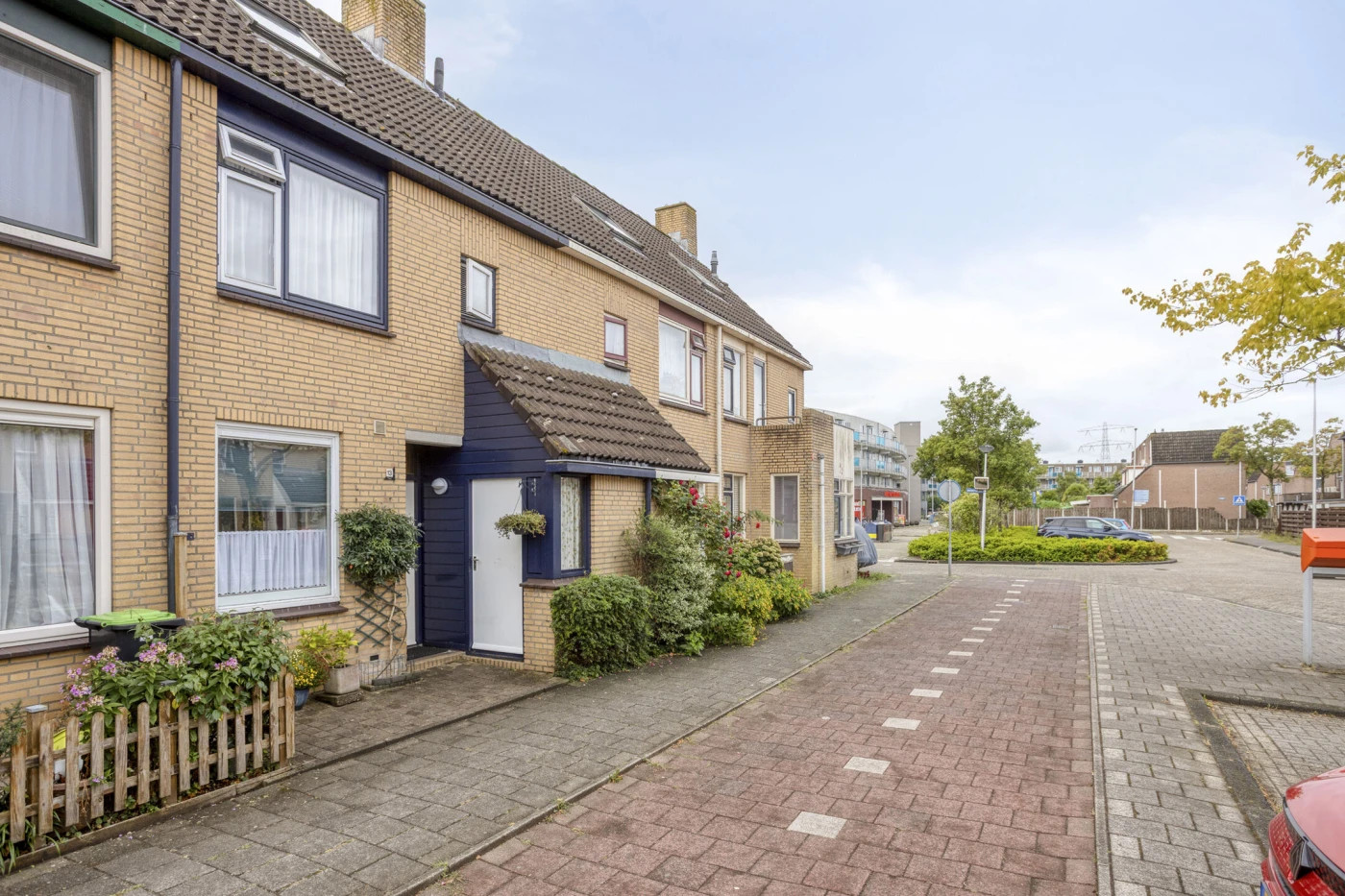 Tussenwoning te koop: Rozemarijndonk 13, Spijkenisse