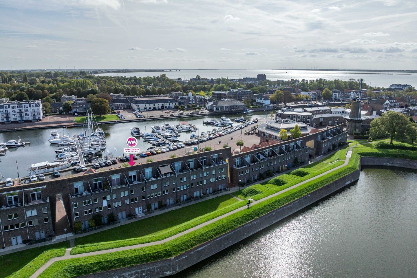 Tussenwoning te koop: Burgemeester van der Jagtkade 33, Hellevoetsluis