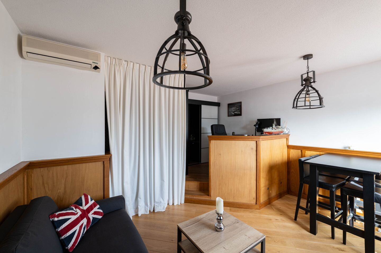 Tussenwoning te koop: Burgemeester van der Jagtkade 33, Hellevoetsluis