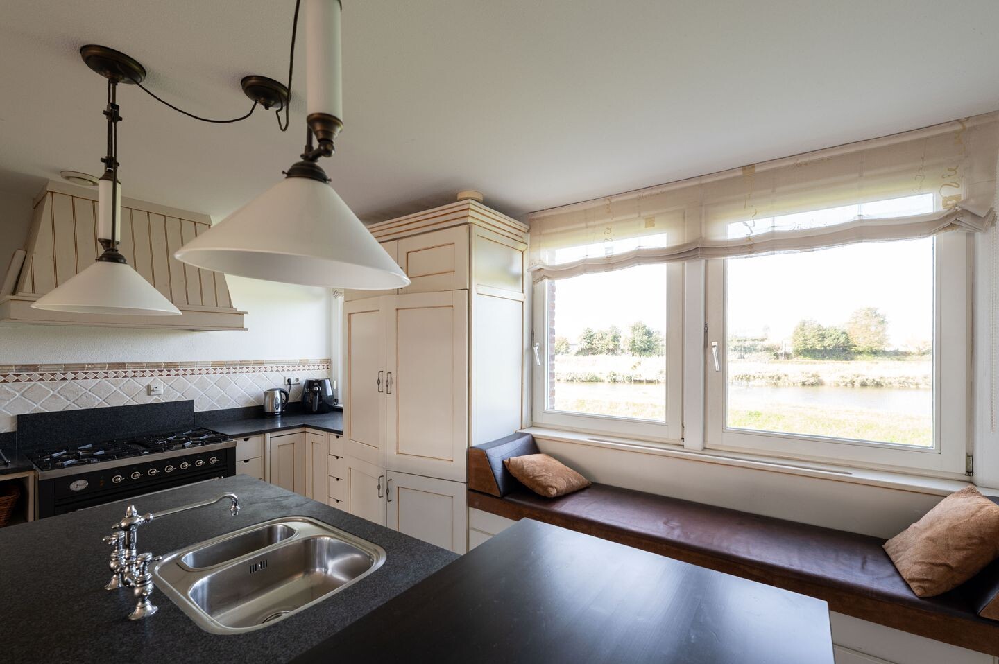 Tussenwoning te koop: Burgemeester van der Jagtkade 33, Hellevoetsluis