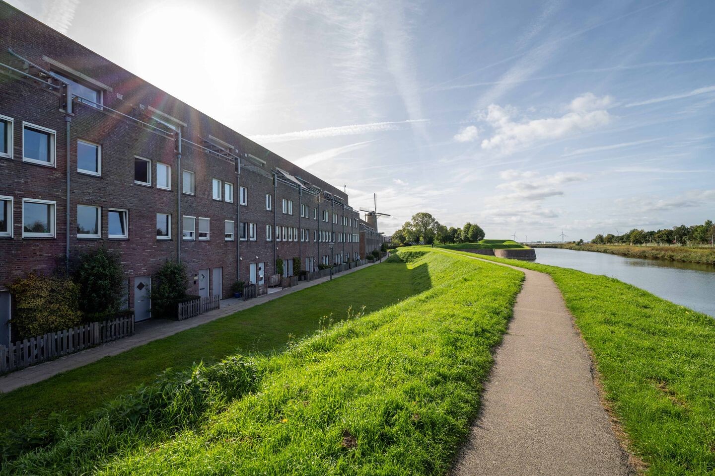 Tussenwoning te koop: Burgemeester van der Jagtkade 33, Hellevoetsluis