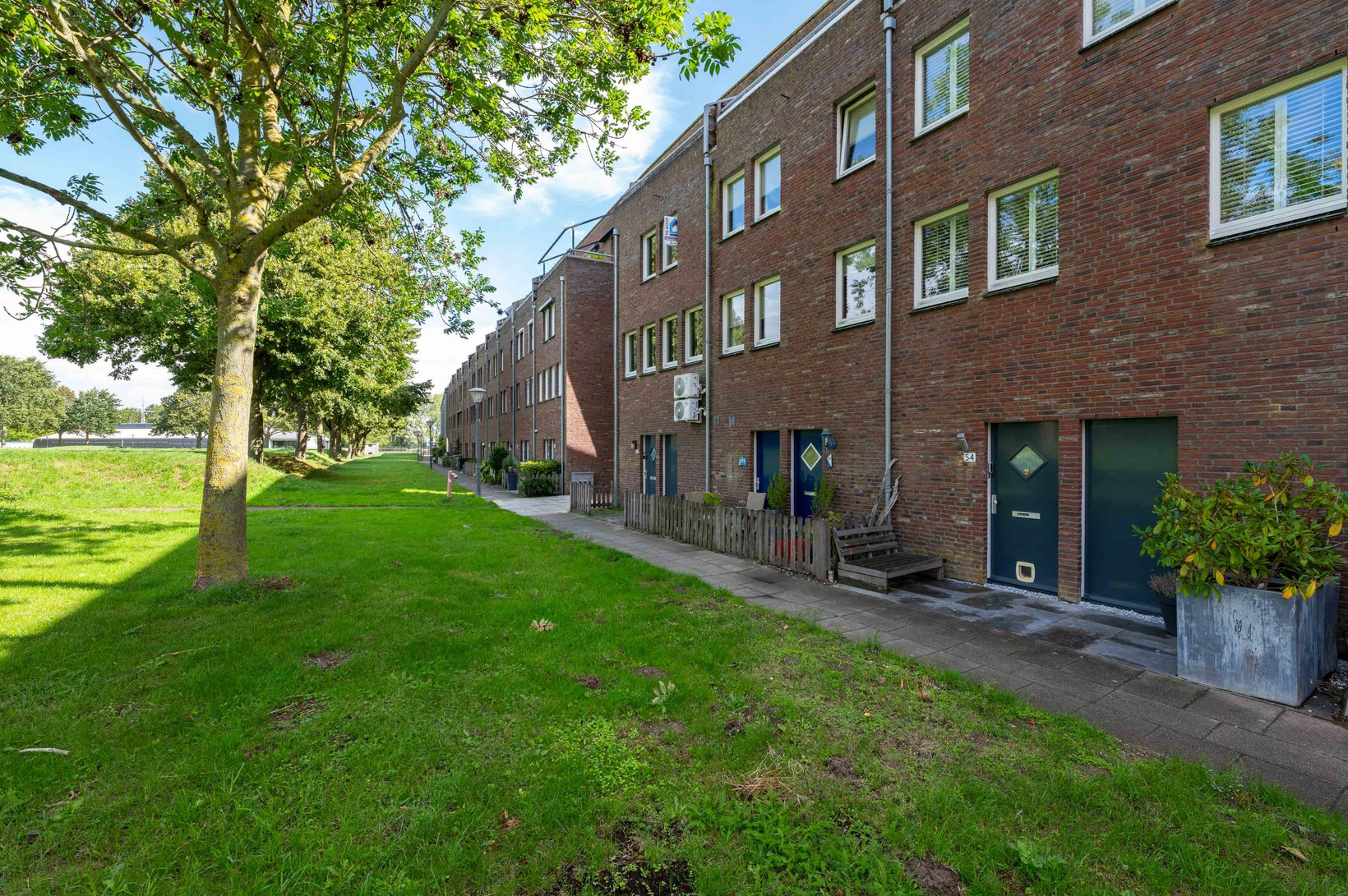 Tussenwoning te koop: Burgemeester van der Jagtkade 54, Hellevoetsluis