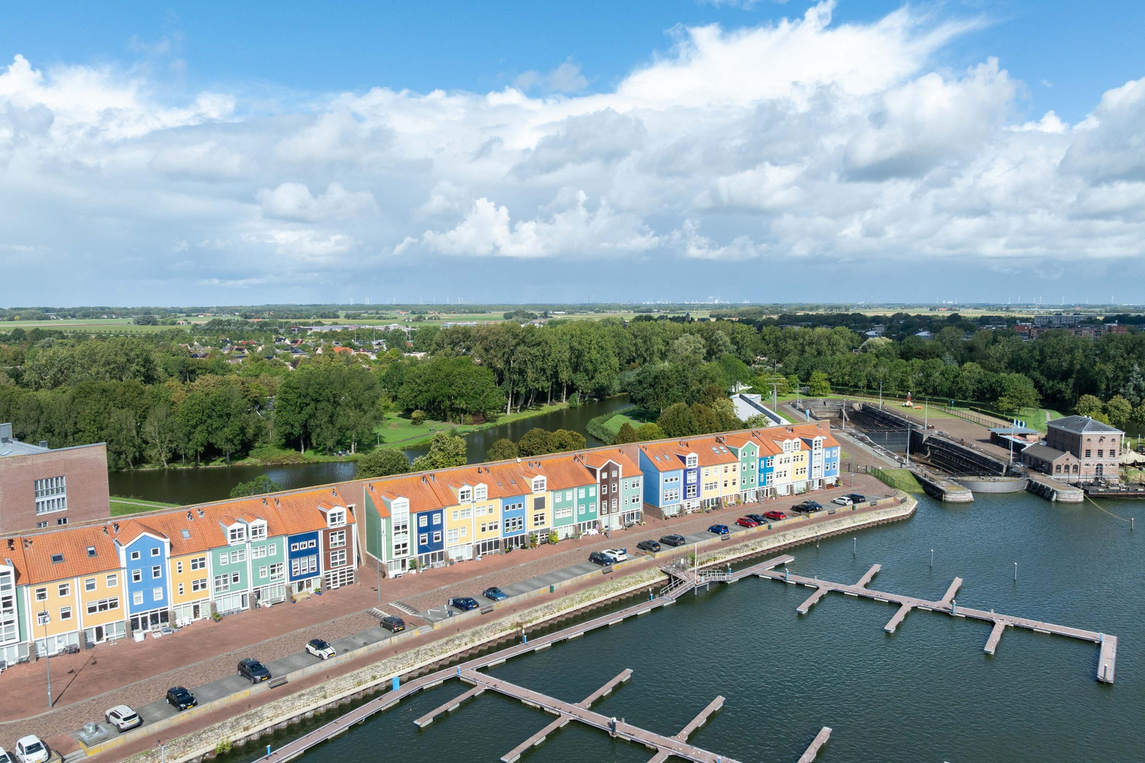 Tussenwoning te koop: Burgemeester van der Jagtkade 54, Hellevoetsluis