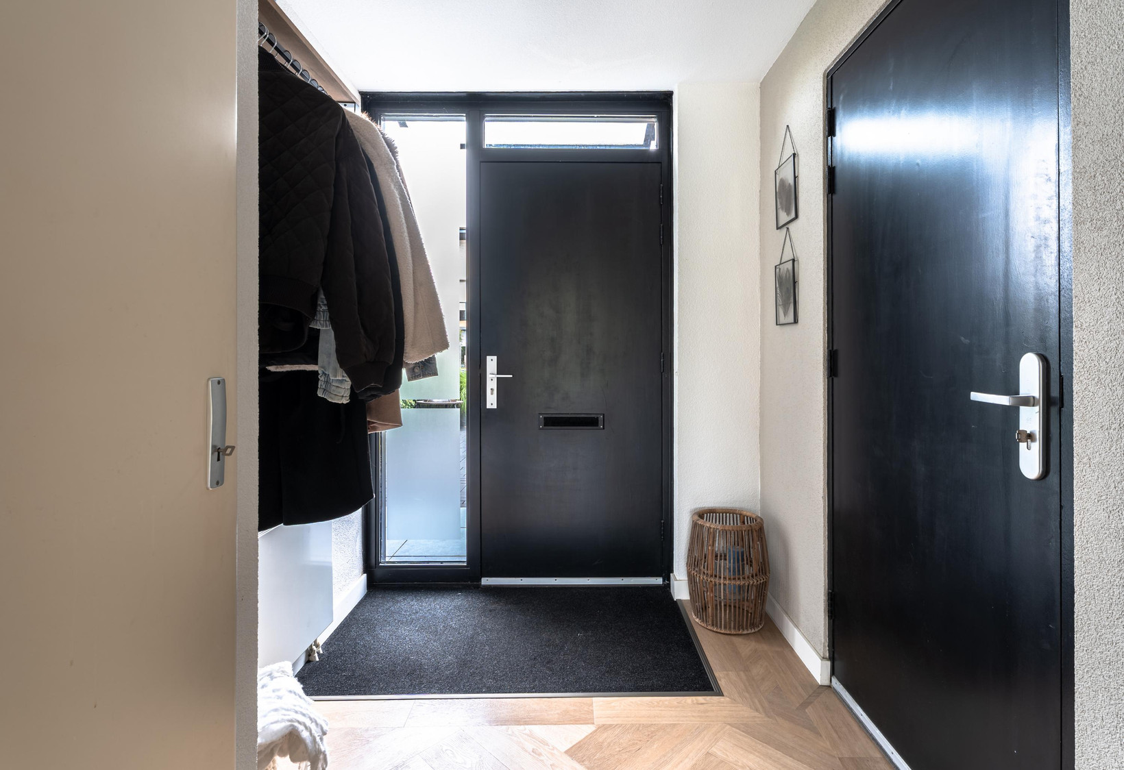 Tussenwoning te koop: Etudestraat 93, Hellevoetsluis