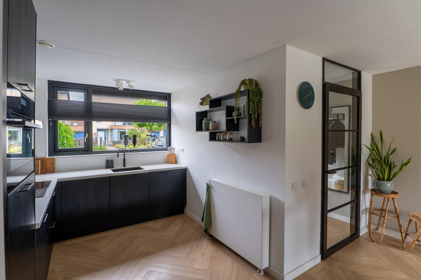Tussenwoning te koop: Etudestraat 93, Hellevoetsluis