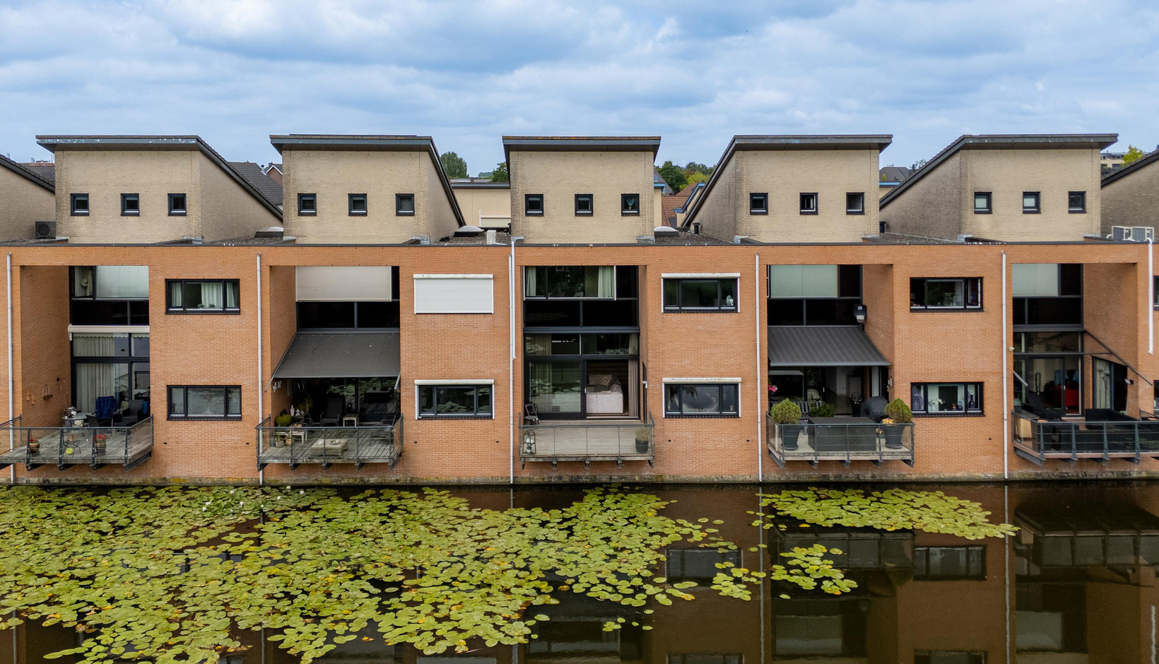 Tussenwoning te koop: Etudestraat 93, Hellevoetsluis