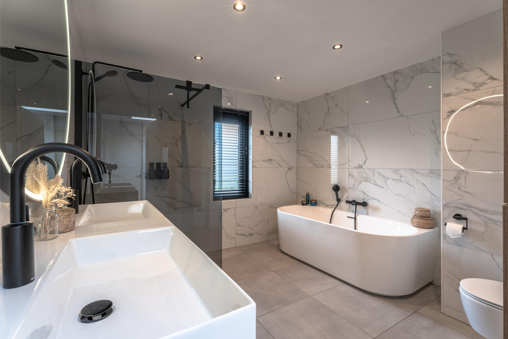 Tussenwoning te koop: Etudestraat 93, Hellevoetsluis