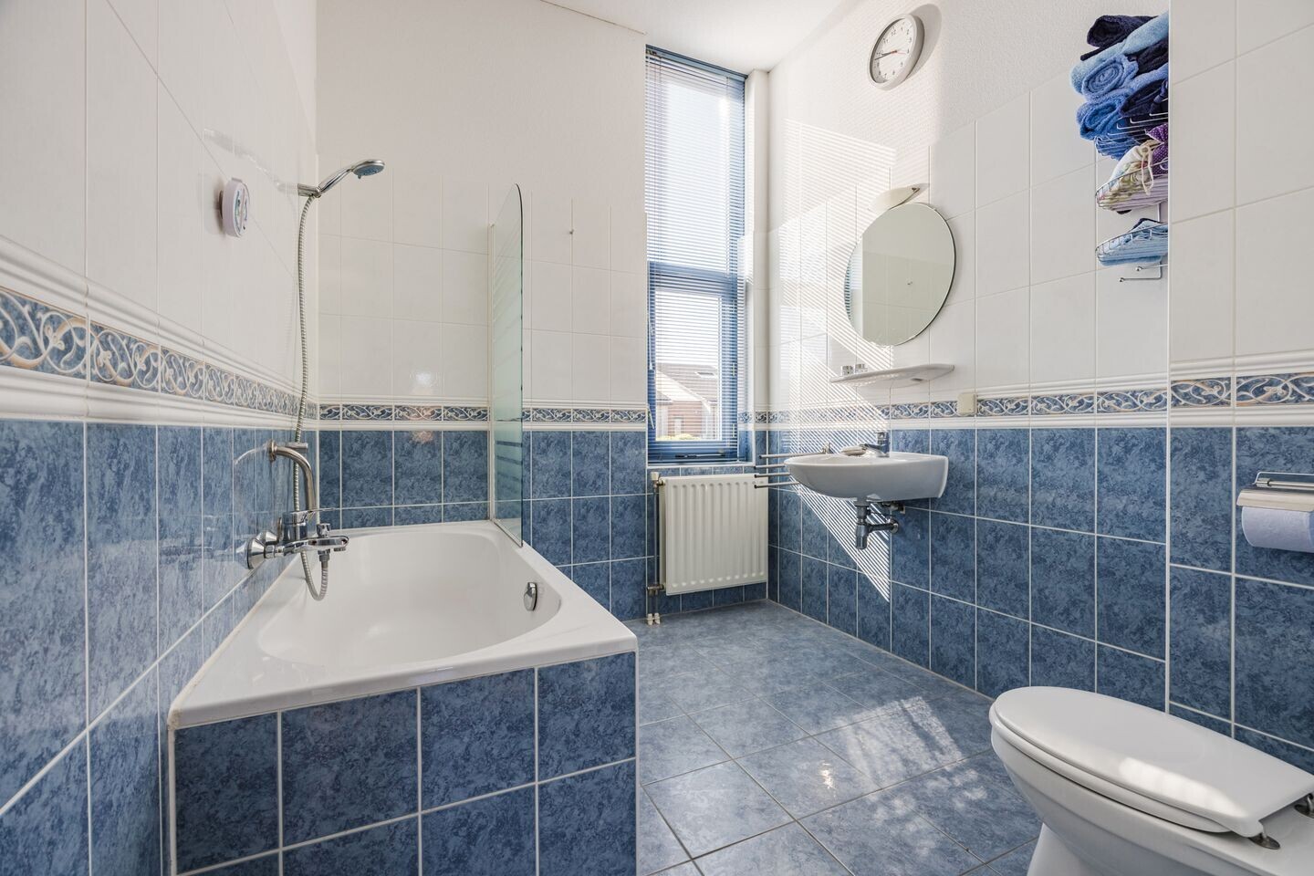 Tussenwoning te koop: Etudestraat 96, Hellevoetsluis