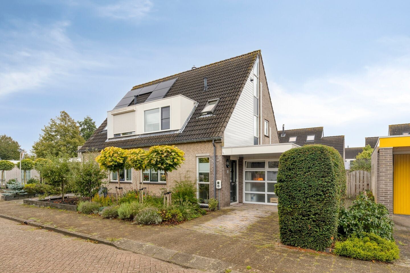 Twee-onder-één-kap te koop: Philips van Almondestraat 34, Hellevoetsluis